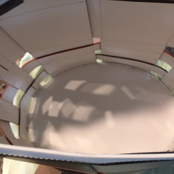 Sold on ♏️NWT Burberry Bucket 2020 Honey Bag - Picture 4 of 8